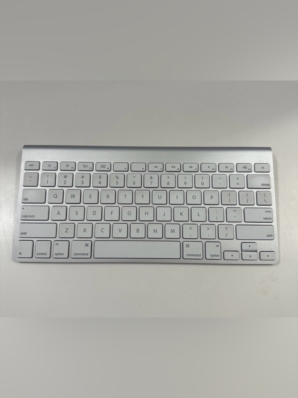 Apple A1314 Silver Aluminum Wireless Bluetooth Keyboard Keypad Tested Working